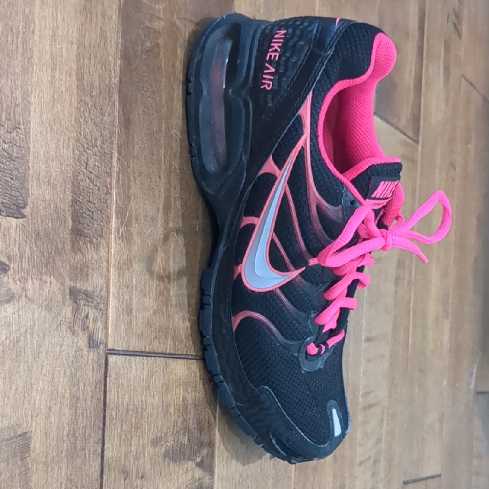 Nike Women's Black and Pink Athletic Shoes
